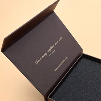 Boîte cadeau de luxe rigide en papier velours écologique avec logo personnalisé estampé à chaud or, doublure en mousse découpée sur mesure