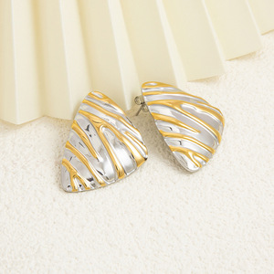 Pendientes con forma de corazón chapados en oro de dos tonos para mujer, uso diario - Product Image 2