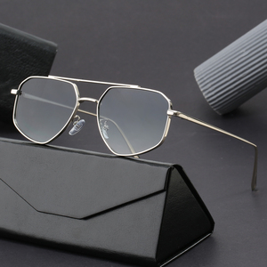 Nuovo arrivo UV400 retrò <span class=keywords><strong>occhiali</strong></span> <span class=keywords><strong>da</strong></span> sole in metallo per uomo e <span class=keywords><strong>donna</strong></span> <span class=keywords><strong>occhiali</strong></span> <span class=keywords><strong>da</strong></span> <span class=keywords><strong>vista</strong></span> di lusso <span class=keywords><strong>con</strong></span> montature in oro nero blu - Product Image 1