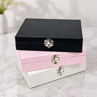 Boîte de rangement pour bijoux avec fermoir métallique, emplacements pour bagues, supports pour boucles d'oreilles et poche sur le couvercle