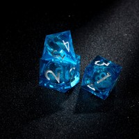 Ensemble de 7 dés de jeu de table RPG DND en résine holographique bleue de forme personnalisée, faits à la main, pour jeu de société d'aventure, cadeau