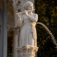 Fontaine d'eau en marbre blanc avec statue de flûteur, bassin sculpté avec flûte traversale et becs d'oiseaux chanteurs pour jardin de villa