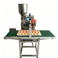 Machine de remplissage semi-automatique à convoyeur pour gobelets de cheesecake, tiramisu, parfait, mousse, gâteaux soufflés, cupcakes, puddings et biscuits