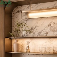 Buffet d'appoint arqué de luxe SLS avec crédence en marbre, casier à vin intégré et station de bar à domicile avec éclairage LED