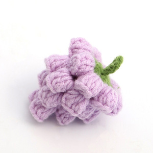 Colgantes de uva hechos a mano con ganchillo, llaveros de hilo tejido y adornos para bolsos. - Product Image 3