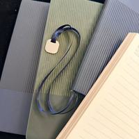 Carnet en cuir premium A5 à couverture rigide avec reliure cousue, pages à feuillement fluide, personnalisable, avec marque-page métallique