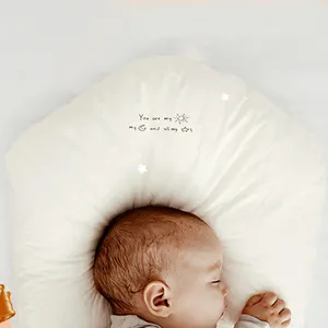 신생아를위한 Brightbebe 무료 아기 베개 오목 디자인 신생아 아기 베개