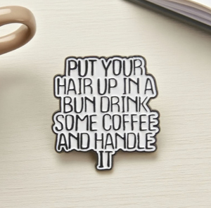'Coloque o seu cabelo em uma BEBIDA DE AUTOR ALGUNS CAFÉ e PUNHO ITE' English Quote <span class=keywords><strong>Brooch</strong></span> Minimalista Black White Metal Pin - Product Image 1
