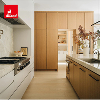 Armoire de cuisine Alland de style australien, deux tons, chêne clair, panneau plat, avec portes de garde-manger dissimulées en bois