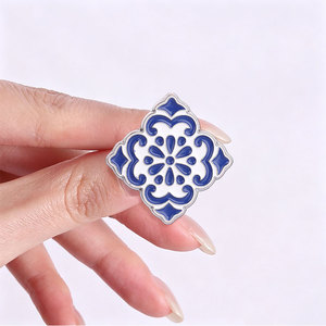 Elegante spilla in ceramica smaltata con design floreale tradizionale orientale, regalo per appassionati e collezionisti - Product Image 2