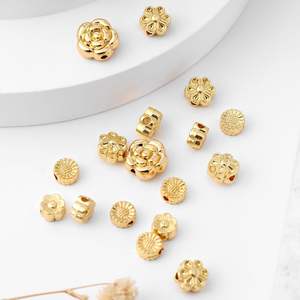 Cuentas de flores de seis pétalos de oro real de 18 quilates chapadas en color, Agujero Horizontal, accesorio de pulsera DIY que conserva el oro - Product Image 2