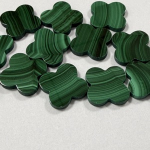 Perles en pierre de malachite naturelle polie verte 13x13x2mm en forme de fleur pour la fabrication de bijoux - Product Image 3