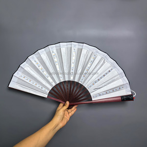 Ventilador <span class=keywords><strong>de</strong></span> <span class=keywords><strong>mano</strong></span> <span class=keywords><strong>de</strong></span> tela <span class=keywords><strong>de</strong></span> madera plegable <span class=keywords><strong>de</strong></span> diseño novedoso con brillo LED <span class=keywords><strong>de</strong></span> diferentes colores para baile <span class=keywords><strong>de</strong></span> salón <span class=keywords><strong>de</strong></span> club nocturno para Bodas <span class=keywords><strong>de</strong></span> Navidad - Product Image 5