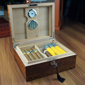 Humidor en bois de noyer peint avec grain de bois, technique de laque, hygromètre et humidificateur, vente en gros - Product Image 2