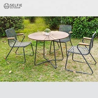 Ensemble table et chaises de salle à manger modernes en plastique, bois et aluminium pour terrasses extérieures, cuisines, villas, écoles, salons et cours.