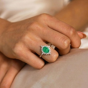 Anillo de Halo con Esmeralda en Plata de Ley, Anillo de Compromiso con Esmeralda Ovalada, Anillo de Halo con Diamantes Vintage, Regalo de Piedra de Nacimiento de Mayo para Ella - Product Image 2