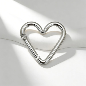 Accesorio minimalista de aluminio con forma de corazón para llavero, para bolsos pequeños, chapado en K blanco - Product Image 1