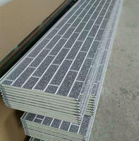 Panneau de revêtement de mur d'isolation thermique en acier Panneau sandwich en PU en tôle gaufrée revêtue d'aluminium et de zinc anti-corrosion