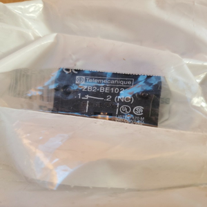 Zb2-be102接触块批次<span class=keywords><strong>2</strong></span> Zb2be102 24968全新原厂 - Product Image 1
