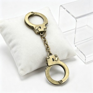 Llavero con Colgante <span class=keywords><strong>de</strong></span> Esposas Miniatura, Novedoso Accesorio Metálico Multicolor con Temática Policial, Cadena para Bolso, Regalos Modernos y Atrevidos - Product Image 2