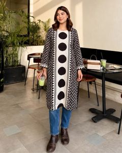 Kurta longue en rayonne à imprimé géométrique monochrome, légère et respirante, tenue ethnique élégante et adaptée - Product Image 1