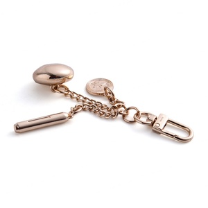 ผลิตและขายส่งจี้โลหะชุบทองแฟชั่นแบบ 3 มิติ พร้อมโลโก้สลักแบบนูนต่ำสำหรับพวงกุญแจ - Product Image 4