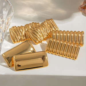 Pendientes Geométricos Cuadrados de Acero Inoxidable con Baño de Oro de 18k, Diseño de Ondas, Joyería Moderna, Accesorio de Moda - Product Image 3