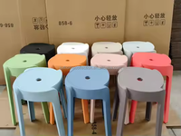 Vente en gros de tabourets et chaises en plastique portables pour bureau à domicile restauration événements restaurant familial café avec fonction touffetée