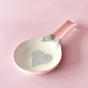 Soporte de cuchara de cerámica al por mayor, soporte de cuchara de porcelana de corazón rosa para el hogar, palillos de cerámica para Cocina - Product Image 2