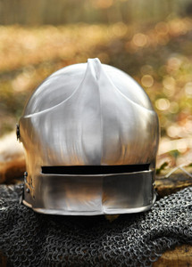 Casque allemand Sallet en acier, fabriqué à la main avec doublure en cuir, style médiéval, pour exposition muséale (circa 1490) - Product Image 3