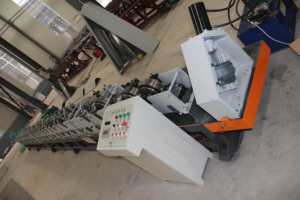 Máquina formadora de rollos de marco de puerta Máquina formadora de rollos de prensa de marco de puerta Línea de producción de puerta de acero - Product Image 2