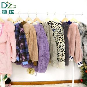 <span class=keywords><strong>Abbigliamento</strong></span> Invernale da <span class=keywords><strong>Donna</strong></span> di Seconda Mano all'<span class=keywords><strong>Ingrosso</strong></span> in Pelliccia Sintetica di Alta Qualità, Stili Misti Venduti in Lotti - Product Image 1