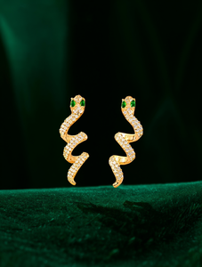 Orecchini a forma di serpente placcati in oro con pietre di zircone per donna, gioielli da festa, design alla moda a forma di animale - Product Image 2