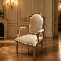 Fauteuil classique français en velours doré avec structure en bois sculpté à la main pour salle à manger et salon de villa