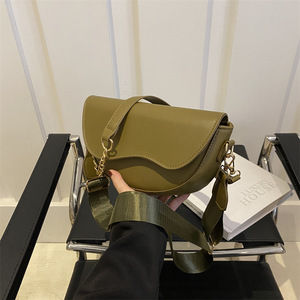 NOUVEAU <span class=keywords><strong>Sac</strong></span> à bandoulière en PU pour femme avec larges bretelles et chaînes, idéal pour l'automne/hiver – <span class=keywords><strong>Sac</strong></span> fourre-tout durable et portable - Product Image 5