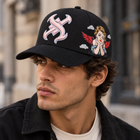 Casquette de baseball noire personnalisée avec lettres abstraites brodées, patch dessin animé, détails en strass, visière incurvée, style streetwear, vente en gros OEM