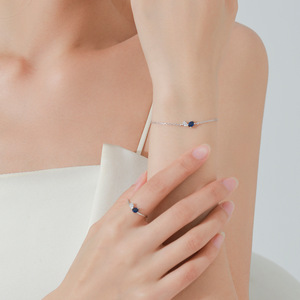 Elegante conjunto de pulsera y anillo de plata de ley S925 con diseño geométrico de diamantes azules, versátil y sofisticado para mujeres. - Product Image 2