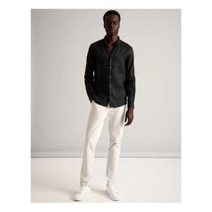 เสื้อเชิ้ตผู้ชายทรงโมเดิร์น ออกแบบมาเพื่อการสวมใส่ตลอดวัน ผลิตจากวัสดุที่ระบายอากาศได้ดี ตะเข็บเย็บทนทาน และดีไซน์ที่เรียบหรู - Product Image 2