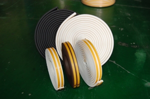 2025 Bande d'étanchéité de porte en mousse EPDM en forme de D, auto-adhésive, populaire pour la vente en gros, extrudée et découpée, insonorisante et étanche - Product Image 6