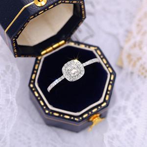 Anello di fidanzamento da donna in oro bianco con diamante taglio brillante rotondo naturale colore G, design a halo - Product Image 5