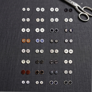 Großhandel Kundenspezifische Logo-Knöpfe mit 4 Löchern, Runde ABS-Kunststoffknöpfe, Zweifarbiger Kontrastrand, Nähknöpfe für Hemden, Polos, Schuluniformen - Product Image 3