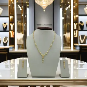 Ensemble de bijoux en or traditionnel pour femmes, collier avec pendentif et boucles d'oreilles pendantes, design de fabrication artisanale raffinée - Product Image 3