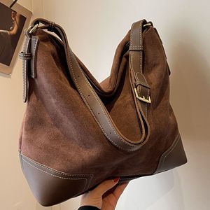 Bolso de hombro de moda para otoño/invierno, hecho de material PU, estilo vintage, de gamuza, para mujer, de gran capacidad, tipo mochila. - Product Image 1