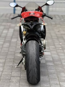 <span class=keywords><strong>Moto</strong></span> <span class=keywords><strong>de</strong></span> <span class=keywords><strong>course</strong></span> <span class=keywords><strong>Ducati</strong></span> 1199 rouge avec moteur L-Twin refroidi par eau <span class=keywords><strong>de</strong></span> 1199 cm³ à quatre temps, 143 kW, 300 km/h - Product Image 6