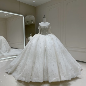 Robe de mariée moderne Xx86 en tulle, couleur ivoire, épaules dénudées, avec appliques, perles de cristal et paillettes, coupe princesse, traîne chapelle - Product Image 1