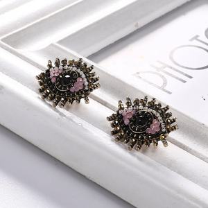 Boucles d'oreilles clous pour femme en alliage de zinc plaqué or, style papillon, entièrement ornées de cristaux, nouveau style vintage, mode euro-américaine, au design distinctif - Product Image 3