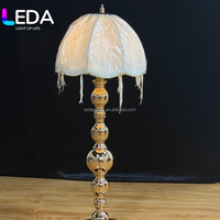 Lampe de table de mariage victorienne de luxe LEDA, support en métal doré, abat-jour en tissu à franges bordeaux, éclairage sur pied en métal doré