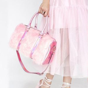 Sac de voyage en fourrure rose holographique laser PU tendance hiver 2023, sac de voyage en peluche pour femmes - Product Image 2