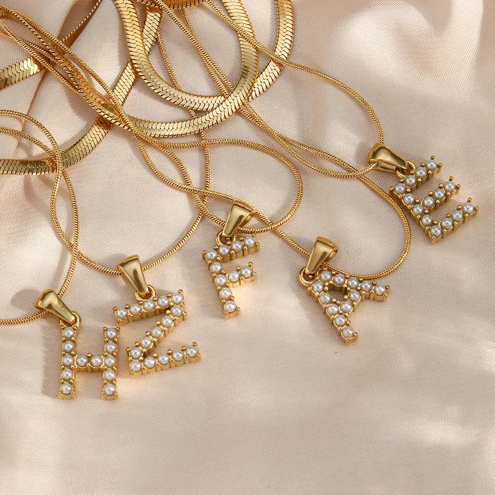 Collana di perle con alfabeto a catena a spina di pesce in acciaio inossidabile placcato oro di tendenza collana con ciondolo a lettera 18 carati