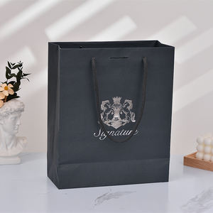 ถุงกระดาษคราฟท์สีดำแบบหูหิ้วสำหรับใส่รองเท้าสุดหรู พิมพ์โลโก้ด้วยเทคนิคการปั๊มเงินแบบกำหนดเอง เป็นมิตรกับสิ่งแวดล้อม ย่อยสลายได้ และรีไซเคิลได้ - Product Image 1